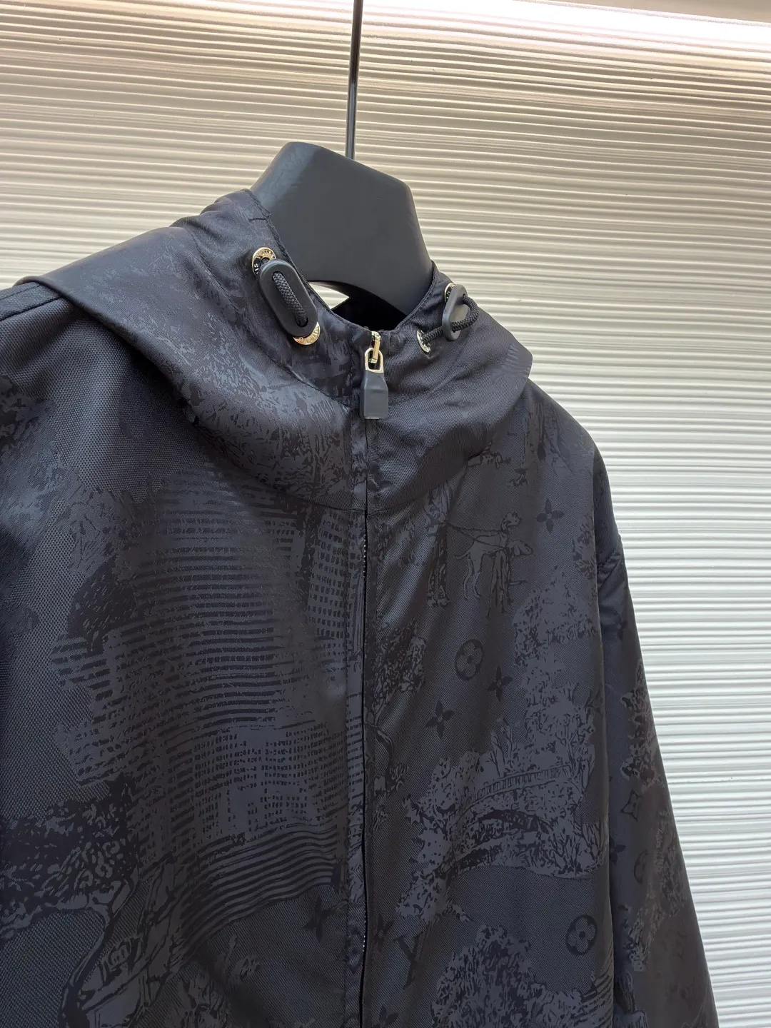 LOUISVUITTON Dog walking dark pattern jacquard jacket ●Authentic product: purchased and developed for 24600 ●Item number: 1680084-B50 ●Fabric: Oxford jacquard fabric ●Technology: jacquard production ●Version: fitted version ●Weight: about 465 grams ●Size: 44-46-48-50 ●Description: Made of 50D nylon Oxford jacquard fabric, the yarn is made of triangular light filament, the Y version is purchased to scan the pattern, and an 85CM large full-width circular pattern is made. The high-speed rapier machine is used to weave the gray fabric, and the front panel + pocket are cut by hand with 2+2 restored flowers. The back panel is cut with positioning flowers, and the large pattern cycle leads to increased fabric consumption. 5# platinum Swiss tooth open tail zipper + hollow letter puller, sheepskin material oil-edged double-hole anti-slip buckle, pig nose button + eyelets + cylinder are made of white copper, barrel-plated brushed pattern light antique silver. The overall wiring is straight and delicate, the fabric is comfortable and soft, and the color is consistent without color difference. It can be matched with the same style to create a fashionable look and control various occasions. Customized accessories, complete with three standards, same style for men and women!